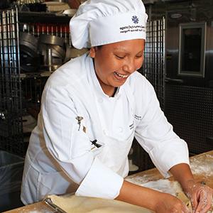 皮马社区学院烹饪星际官方赌钱的学生穿着厨师夹克在厨房工作